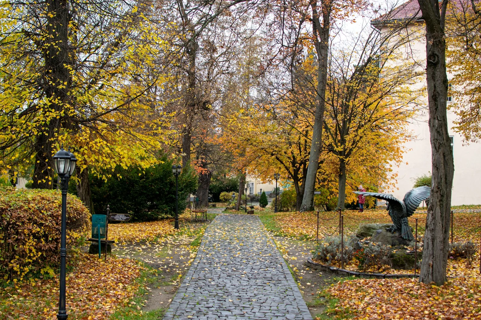 Hrad - hradný park a priekopa